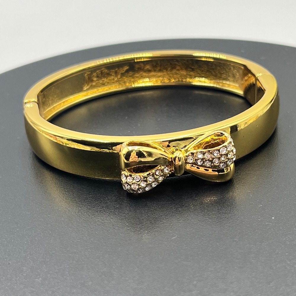 Betsey Johnson‎ Vintage Gold Plated Hinged Rhinestone Pave Bow Love Notes Bangle